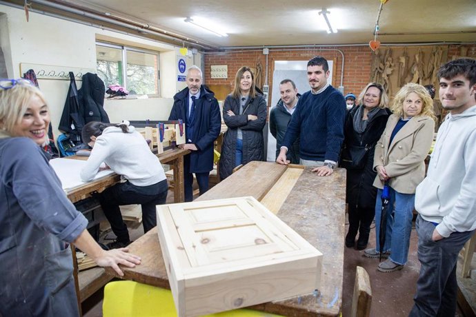 El consejero de Educación, FP y Universidades, Sergio Silva, visita el IES Ricardo Bernardo en Medio Cudeyo