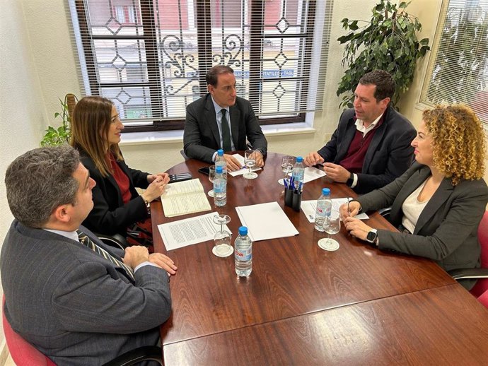 El presidente de CEM, Javier González de Lara, las vicepresidentas de CEM y Apymer, Natalia Sánchez y Maite Rubio, respectivamente, y el secretario general de Apymer, Antonio Miguel Palma, han mantenido una reunión de trabajo para analizar la situación.
