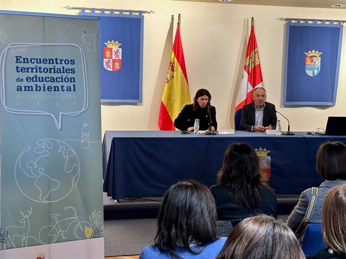 La delegada territorial, Raquel Alonso, y el jefe de Servicio de Educación Ambiental, Carmelo Alonso Tremiño, durante la inauguración de La jornada.