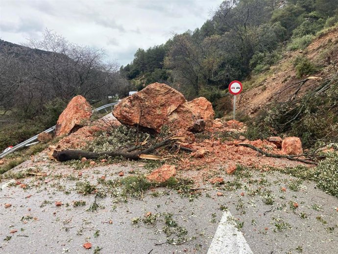 Desprendimiento de rocas en la CM-412, a su paso por Vianos (Albacete)