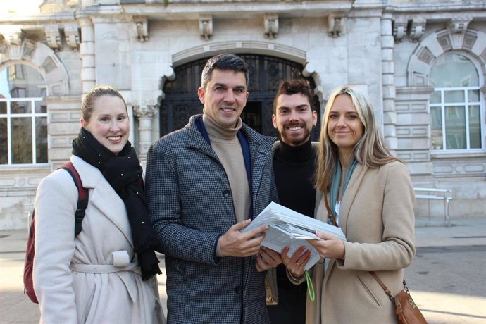 El portavoz del Grupo PSOE en el Ayuntamiento de Santander, Daniel Fernández, junto a Arina Podolskaia y Álvaro Ferrero