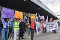Unes 100 persones protesten davant l'estació de Barcelona-Sants pel traspàs de Rodalies