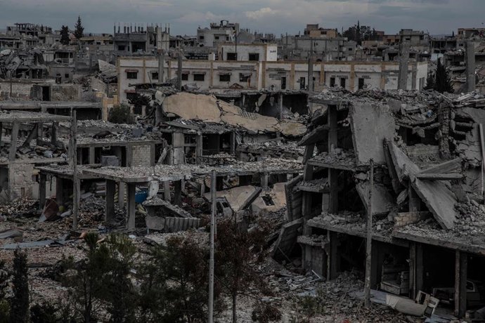 Archivo - 4 de fevereiro de 2015 - Kobane, Síria - Uma foto tirada em 4 de fevereiro de 2015 mostra uma visão geral da parte leste da cidade síria destruída de Kobane, também conhecida como Ain al-Arab. As forças curdas recapturaram a cidade na fronteira 