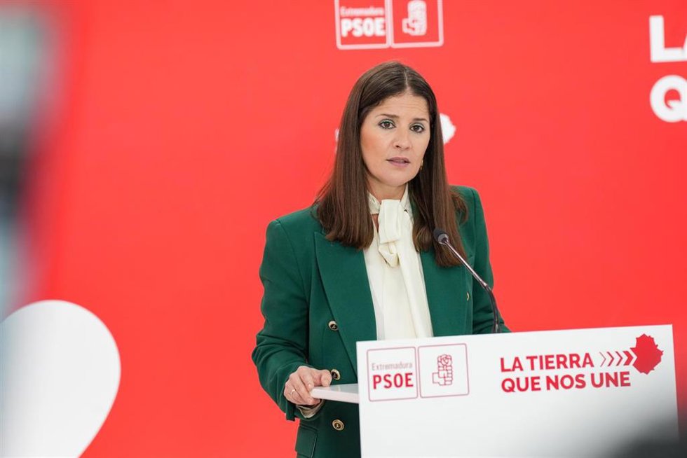 La portavoz del PSOE de Extremadura, Isabel Gil Rosiña, en una rueda de prensa en Mérida.