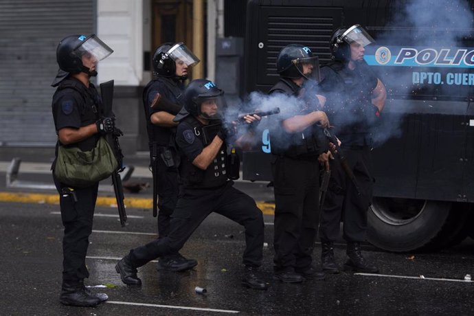 Agentes de Policía de Argentina durante una manifestación por la mejora de las pensiones que se tornó en violenta por la participación de hinchas de fútbol