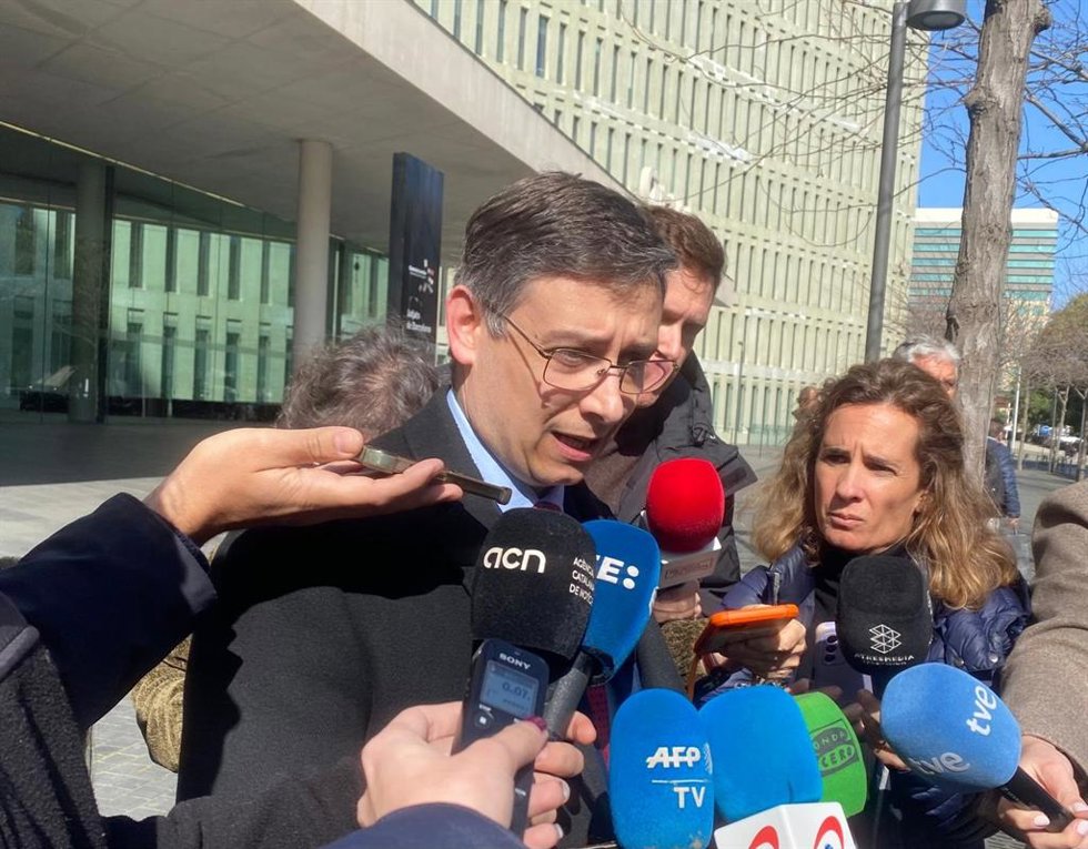 El abogado de la Fundación Abogados Cristianos, que representa al padre de la solicitante de la eutanasia, en la Ciutat de la Justícia de Barcelona en una imagen de recurso