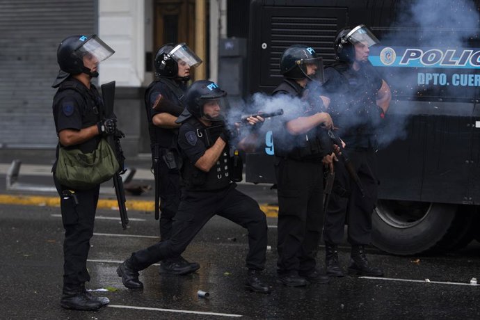 12 de março de 2025, Buenos Aires, Argentina: Policiais disparam gás lacrimogêneo contra os manifestantes ao redor do Congresso durante a manifestação. Os aposentados protestaram no Congresso Nacional exigindo condições de vida dignas. Apoiadores e manife