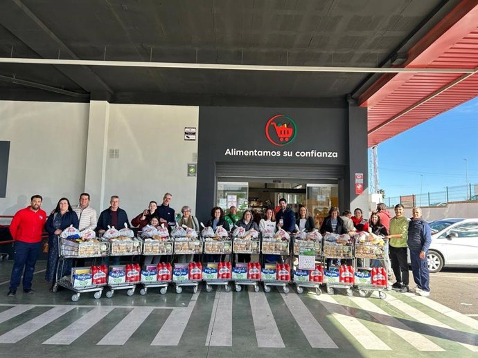 Díaz Cadenas sortea 177 carros de productos andaluce y regala 17 carros solidarios a asociaciones y familias