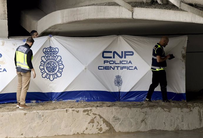 Varios agentes de la Policía Nacional Científica trabajan en la zona del suceso, a 16 de marzo de 2025, en Murcia (España). La Policía Nacional ha confirmado que la Sala Operativa del '091' ha recibido un aviso de un llamante afirmando haber visto un cadá