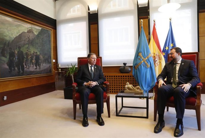 El presidente del Principado, Adrián Barbón, recibe al alcalde de Oviedo, Alfredo Canteli.