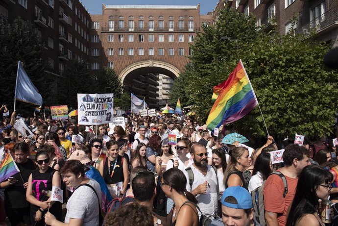 Archivo - July 24, 2021, Budapest, Warsaw, Hungary: People take part in the annual Budapest Pride parade on July 24, 2021 in Budapest, Hungary. Thousands of people took part in the annual pride parade in Budapest. This year marks its 26th edition and it t