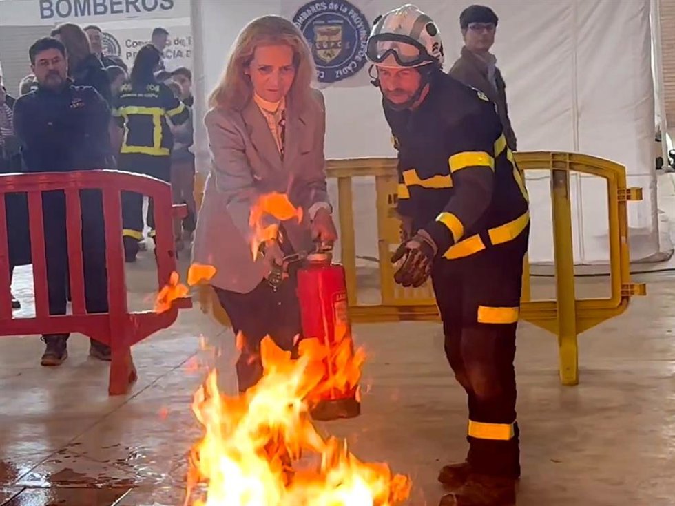 La infanta Elena, en un simulacro de incendio con la Fundación Mapfre en Jerez de la Frontera