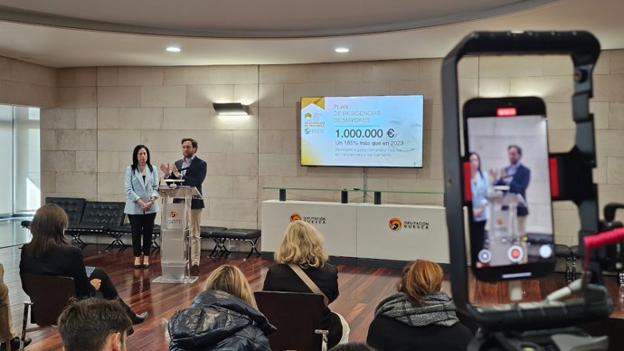 La diputada responsable de Servicios Sociales, Lola Ibort, y el presidente de la Diputación de Huesca, Isaac Claver, en la presentación del Plan de Residencias.