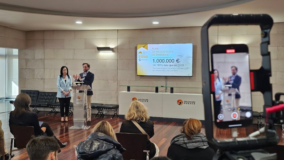 La diputada responsable de Servicios Sociales, Lola Ibort, y el presidente de la Diputación de Huesca, Isaac Claver, en la presentación del Plan de Residencias.