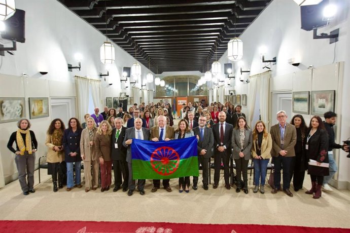 La consejera de Desarrollo Educativo y Formación Profesional, María del Carmen Castillo y el presidente del Parlamento, Jesús Aguirre, han asistido este lunes a la presentación de la campaña 'La no vuelta al Cole', de la Fundación Secretariado Gitano.