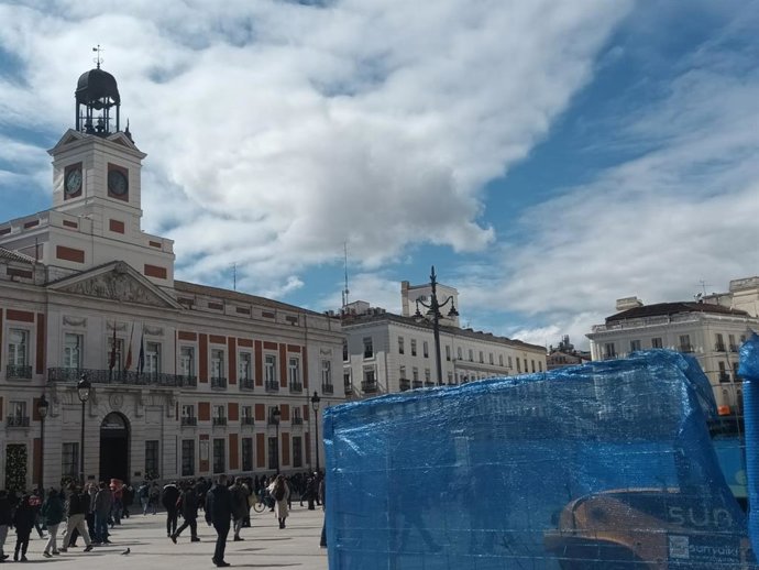El Ayuntamiento empieza a trabajar en los bancos de Sol para instalar toldos con los que reducir el calor este verano