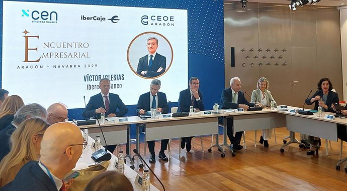 El presidente de la CEOE, Antonio Garamendi, entre los presidentes de la patronal navarra, Manuel Piquer, y el de la aragonesa, Miguel Marzo.
