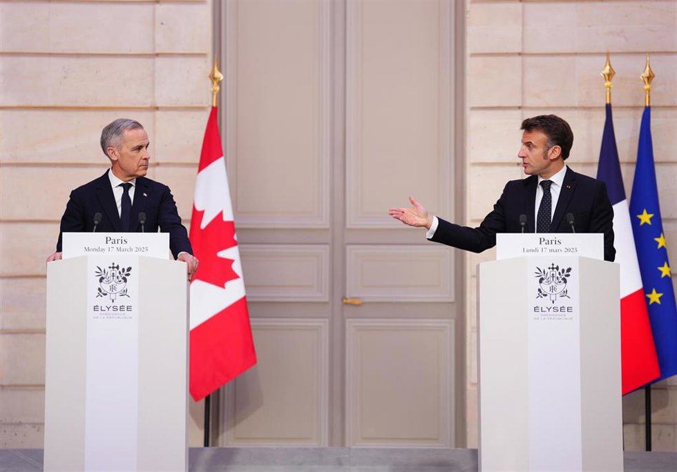 El primer ministro de Canadá, Mark Carney, junto al presidente de Francia, Emmanuel Macron, durante una rueda de prensa en el palacio del Elíseo.