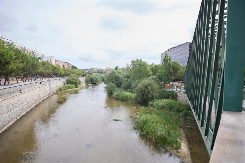 Archivo - El río Manzanares entre el Puente Oblicuo y el Puente Andorra, a 29 de junio de 2024, en Madrid (España). 