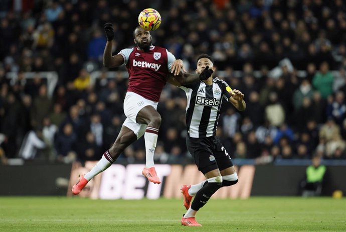 Archivo - El futbolista del West Ham United Michail Antonio pugna por un balón en un partido ante el Newcastle