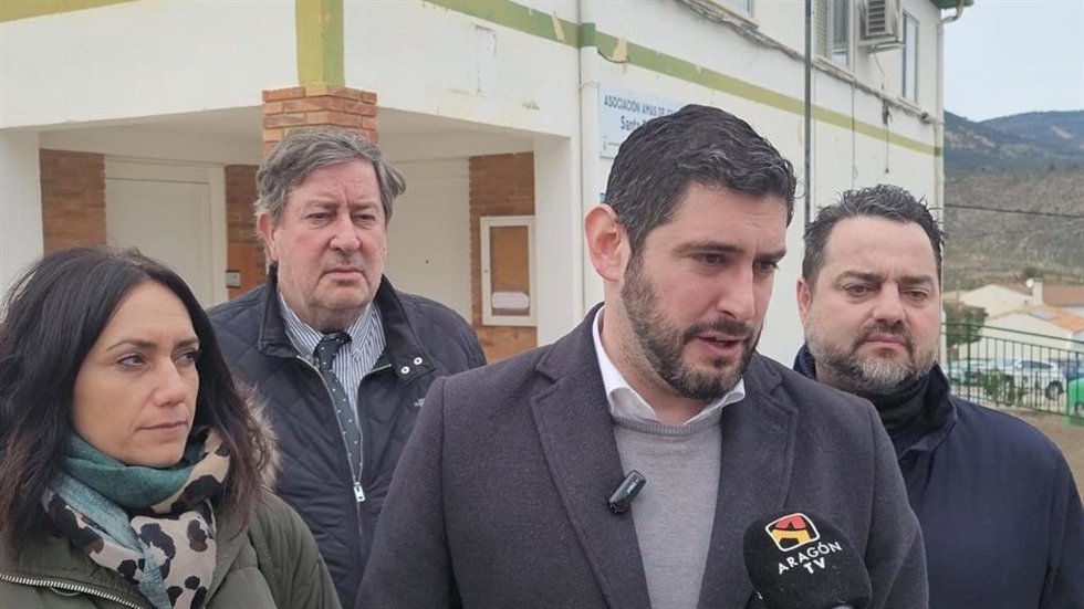 Nolasco este lunes en Ariño para criticar el cierre del cuartel de la Guardia Civil en esa localidad turolense.