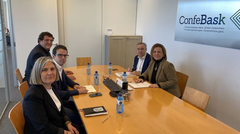 Reunión entre representantes de Confebask y de EH Bildu en Bilbao