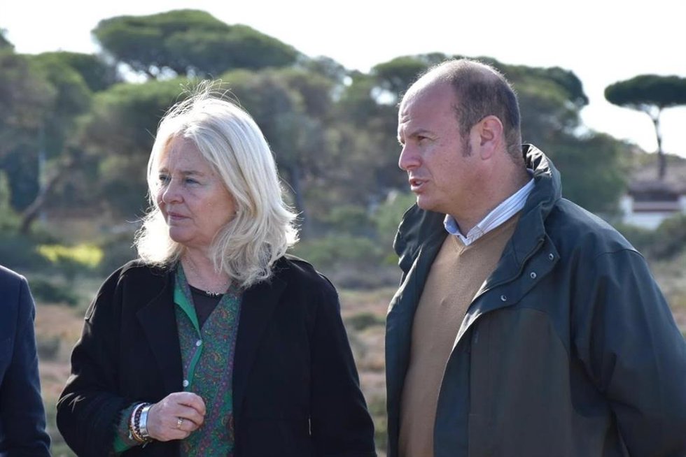Archivo - La delegada de la Junta en Cádiz, Mercedes Colombo, y Óscar Curtido, delegado territorial de Sostenibilidad, en una imagen de archivo.  