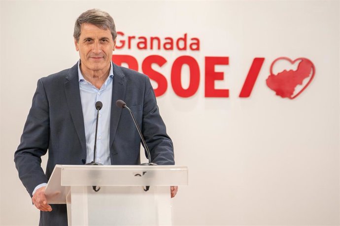 El secretario general del PSOE de Granada, Pedro Fernández