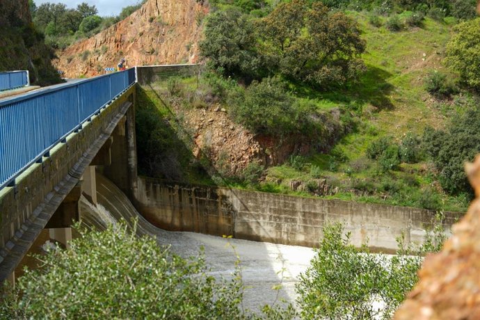 Imagenes de la presa del Corumbel desaguando. 