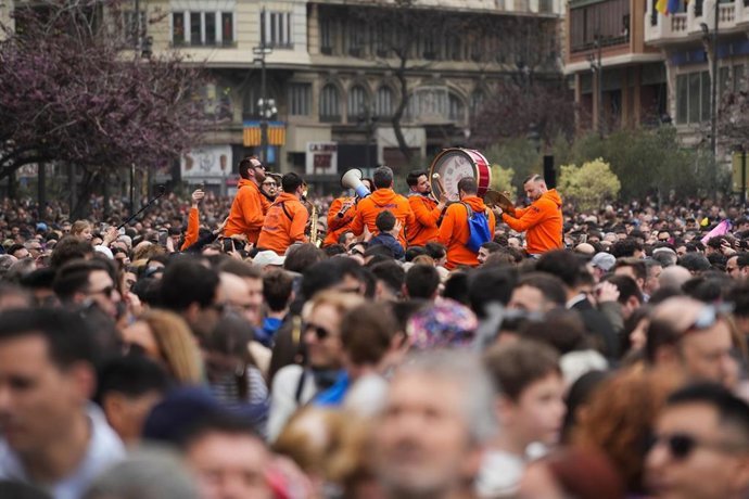 Una actuación musical durante una mascletà por el Día de la Mujer, a 8 de marzo de 2025, en València, Comunidad Valenciana (España).