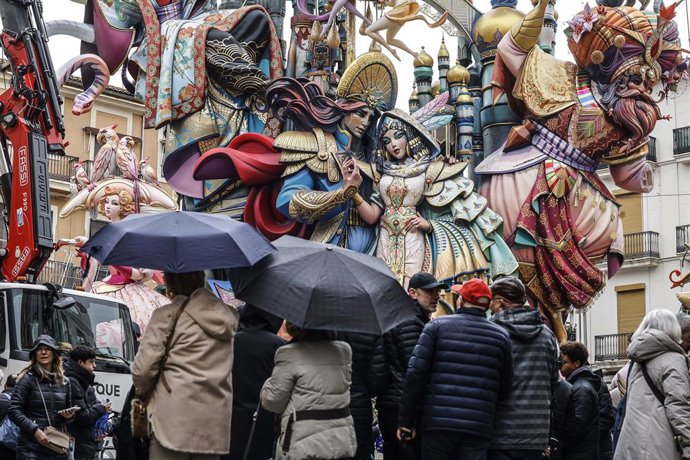 Diverses persones amb paraigües observen la falla Convent Jerusalem (ARXIU)