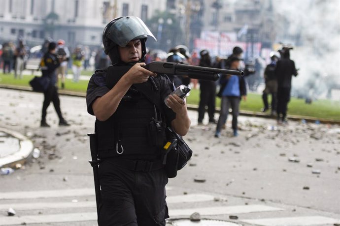 El Gobierno argentino denuncia a los responsables de organizar las protestas frente al Congreso