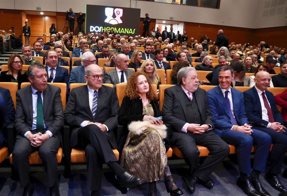 El presidente del Gobierno, Pedro Sánchez (2d), el exalcalde de Dos Hermanas, Francisco Toscano (3d), el expresidente de la Junta de Andalucía, Manuel Chaves (2i), y el presidente de la Diputación de Sevilla, Javier Fernández (1i), al inicio del acto de