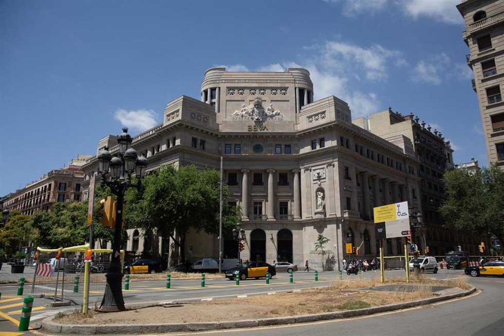 Archivo - Fachada de la sede del Banco BBVA en Barcelona.