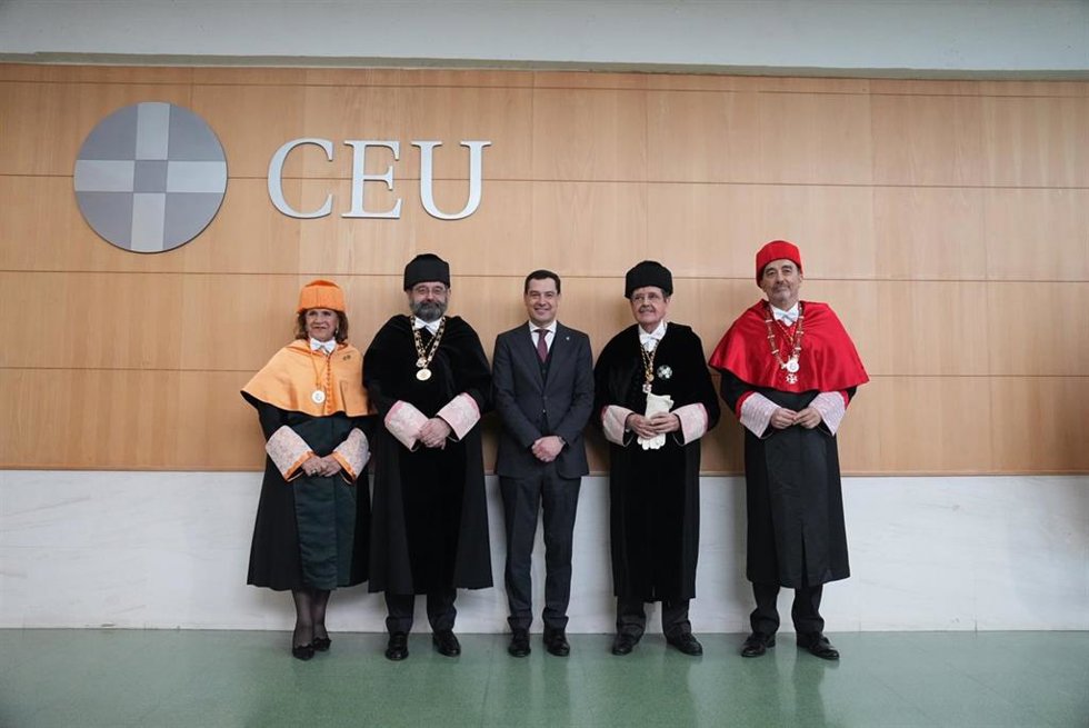 El presidente de la Junta, Juanma Moreno, en el acto de investidura de la presidenta de la Fundación Persán, Concepción Yoldi, y del magistrado del TS Manuel Marchena como doctores honoris causa por la  CEU Fernando III, en Bormujos (Sevilla), este lunes