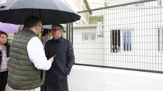 El portavoz de Vox en Andalucía, Manuel Gavira, visita las aulas prefabricadas del IES Al Baytar de Benalmádena junto al concejal de esta formación en el Ayuntamiento de la ciudad, Joaquín Amann.