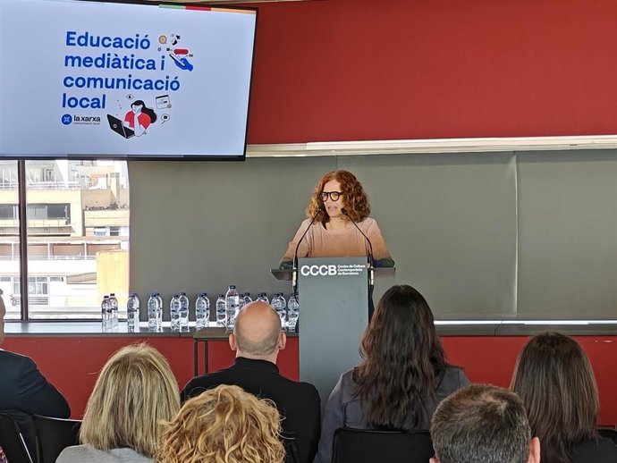 La diputada adjunta del Área de Educación de la Diputación de Barcelona (Diba) Glòria Colom habla durante la 'Jornada d'Educació Mediàtica i Comunicació Local' en el CCCB.