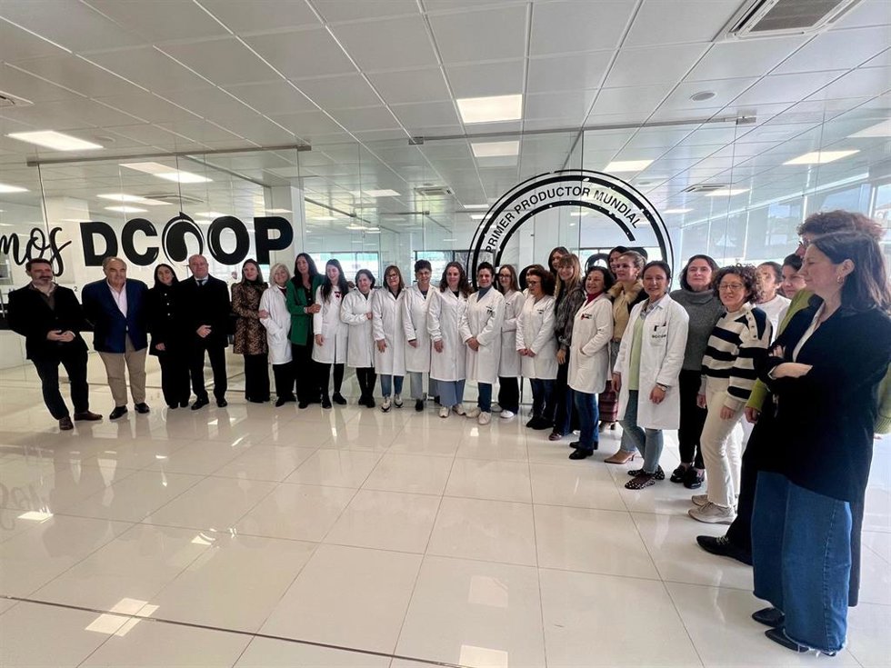 La consejera de Inclusión Social, Juventud, Familias e Igualdad, Loles López, en una visita las instalaciones de la cooperativa Dcoop