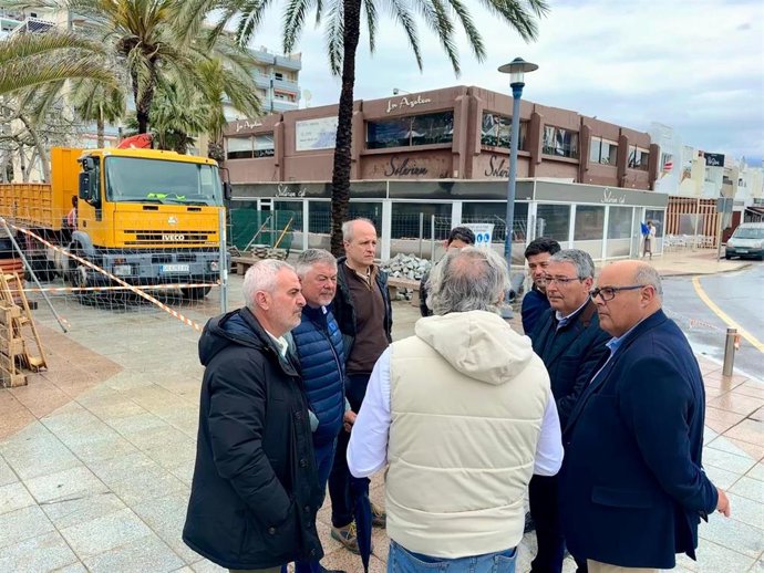 El presidente de la Diputación, Francisco Salado, ha informado este lunes sobre las obras junto al alcalde de Vélez-Málaga, Jesús Lupiáñez, y el presidente de la Mancomunidad de Municipios Costa del Sol Axarquía, Jorge Martín.