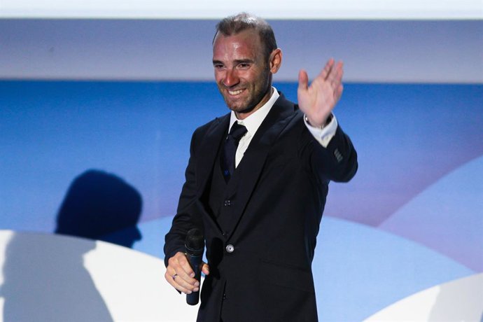 Archivo - Alejandro Valverde, ciclista da Espanha, gesticula durante a apresentação da Movistar Team 2023 no Auditorio Telefonica em 21 de dezembro de 2022 em Madri, Espanha.