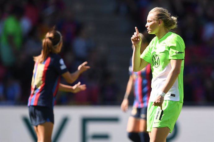 Archivo - 03 June 2023, Netherlands, Eindhoven: Wolfsburg's Alexandra Popp (R) celebrates scoring her side's second goal during the UEFA Women's Champions League final soccer match between FC Barcelona and VfL Wolfsburg at Philips Stadium. Photo: Swen Pfö