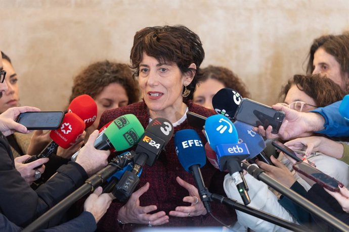 La ministra d'Inclusió, Seguretat Social i Migracions, Elma Saiz, atén als mitjans a la seua eixida de la XIII Conferència Sectorial de la Immigració, en la seu del Ministeri, a 17 de març del 2025, a Madrid (Espanya). 