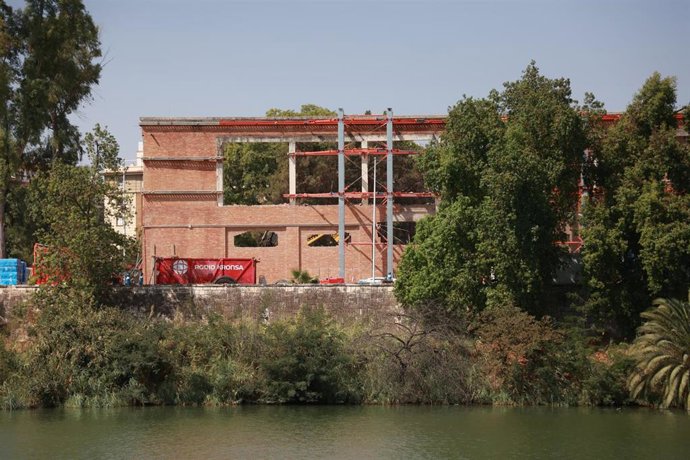 Archivo - Vista general del antiguo edificio de la tabacalera Altadis junto al río Guadalquivir, que se encuentra en obras y albergará un hotel 