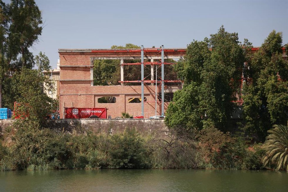 Archivo - Vista general del antiguo edificio de la tabacalera Altadis junto al río Guadalquivir, que se encuentra en obras y albergará un hotel