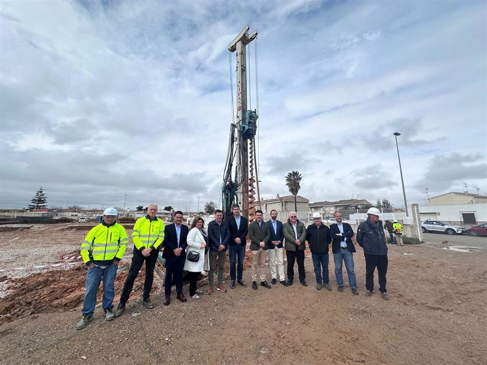 Visita a las obras recién iniciadas del pabellón deportivo en el recinto de la Facultad de Ciencias del Deporte de la Universidad de Murcia (UMU) de San Javier