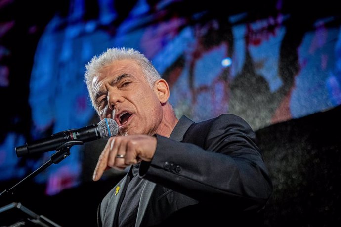 Archivo - May 18, 2024, Tel Aviv, Israel: Israeli opposition Leader and former Prime Minister, Yair Lapid, speaks during the demonstration. Israeli war cabinet minister Benny Gantz has threatened to resign unless Prime Minister Benjamin Netanyahu sets out