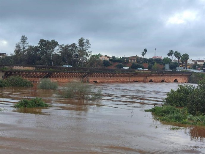 Crecida del río Tinto a su paso por Niebla.