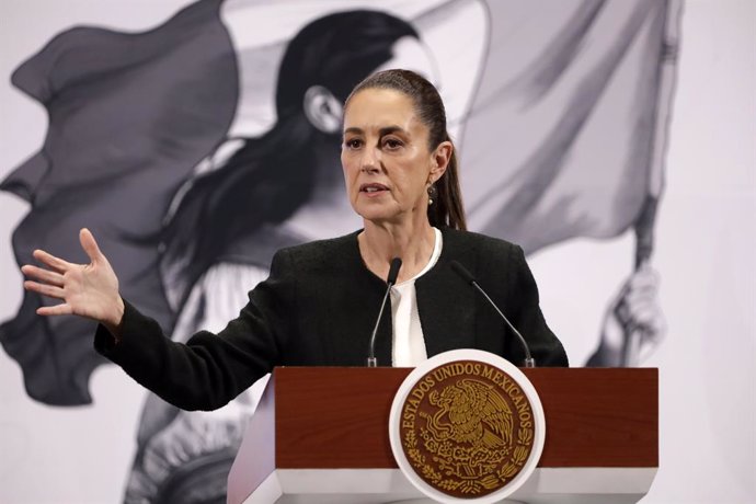 06 March 2025, Mexico, Mexico City: Mexican President Claudia Sheinbaum Pardo announces that the 25 percent tariffs imposed by U.S. President Donald Trump on Mexican products will be postponed until April 2, during a briefing at the National Palace. Photo