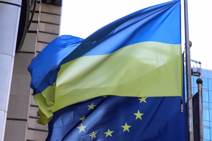 Archivo - Banderes d'Ucraïna i de la Unió Europea