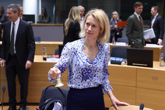 HANDOUT - 17 March 2025, Belgium, Brussels: Kaja Kalla, high Representative for Foreign Affairs and security policy rings a bell  during Foreign Affairs Council meeting in Brussels. The main topics of discussion include EU-U.S. relations and current inter